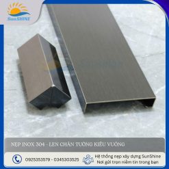 Nẹp Inox 304 len chân tường kiểu vuông màu đen xước - Góc chụp ngang. Kích thước sản xuất theo yêu cầu cao 40mm, 60mm, 80mm...