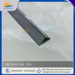 Nẹp Inox 201 V15 màu đen gương. Kích thước 15mm x 15mm x 0.3mm. Dùng để trang trí và che góc tường.