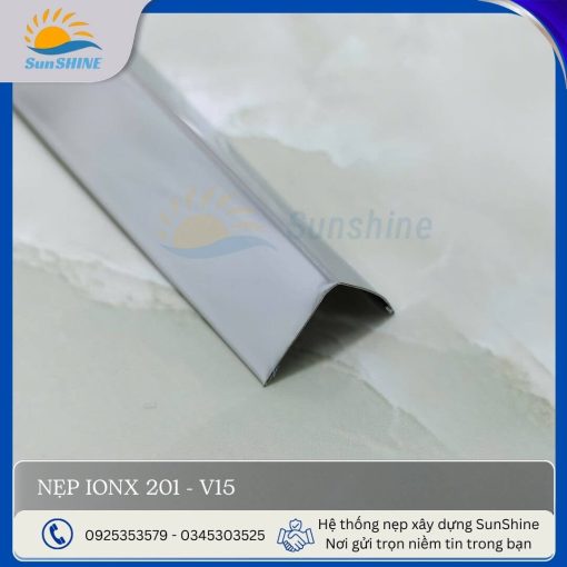Nẹp Inox 201 V15 màu trắng gương. Kích thước 15mm x 15mm x 0.3mm. Dùng để trang trí và che góc tường.