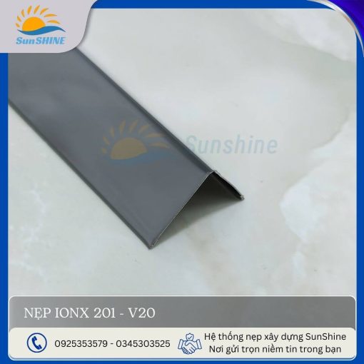 Nẹp Inox 201 V20 màu đen gương. Kích thước 20mm x 20mm x 0.3mm. Dùng để trang trí và che góc tường.