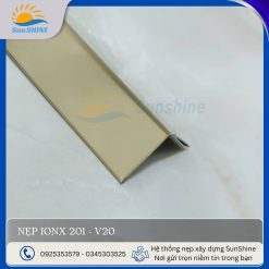 Nẹp Inox 201 V20 màu vàng gương. Kích thước 20mm x 20mm x 0.3mm. Dùng để trang trí và che góc tường.