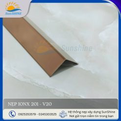 Nẹp Inox V20 màu vàng hồng. Kích thước 20mm x 20mm x 0.3mm. Dùng để trang trí và che góc tường.