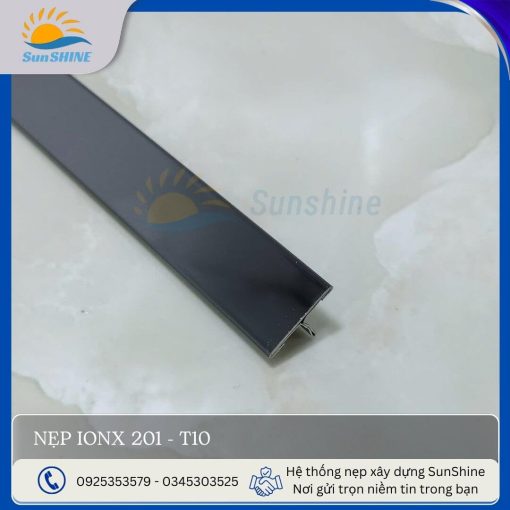 Nẹp Inox 201 bản T10 màu đen gương. Kích thước 10mm x 06mm x 0.3mm. Dùng để trang trí và che khe co giãn.