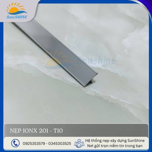 Nẹp Inox 201 bản T10 màu trắng gương. Kích thước 10mm x 06mm x 0.3mm. Dùng để trang trí và che khe co giãn.