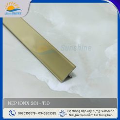 Nẹp Inox 201 bản T10 màu vàng gương. Kích thước 10mm x 06mm x 0.3mm. Dùng để trang trí và che khe co giãn.