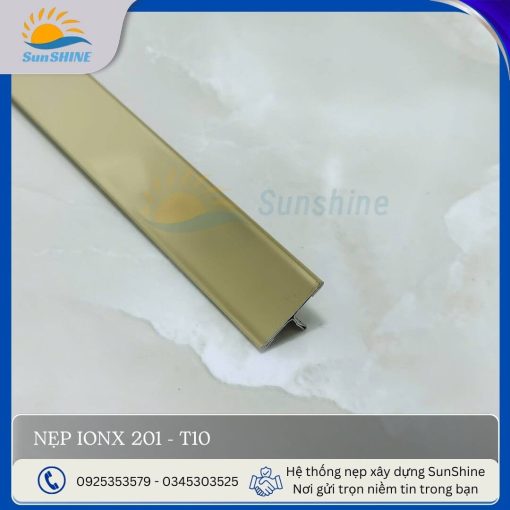 Nẹp Inox 201 bản T10 màu vàng gương. Kích thước 10mm x 06mm x 0.3mm. Dùng để trang trí và che khe co giãn.
