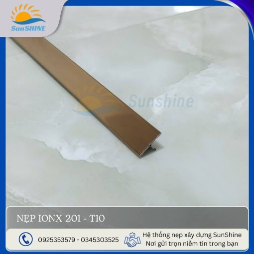 Nẹp Inox 201 bản T10 màu vàng hồng. Kích thước 10mm x 06mm x 0.3mm. Dùng để trang trí và che khe co giãn.
