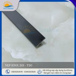 Nẹp Inox 201 bản T20 màu đen gương. Kích thước 20mm x 06mm x 0.3mm. Dùng để trang trí và che khe co giãn.
