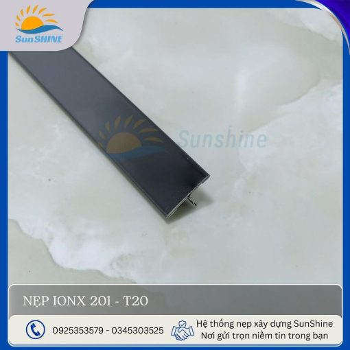 Nẹp Inox 201 bản T20 màu đen gương. Kích thước 20mm x 06mm x 0.3mm. Dùng để trang trí và che khe co giãn.