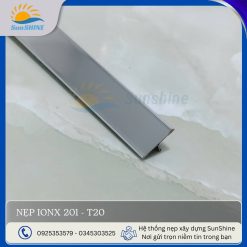Nẹp Inox 201 bản T20 màu trắng gương. Kích thước 20mm x 06mm x 0.3mm. Dùng để trang trí và che khe co giãn.