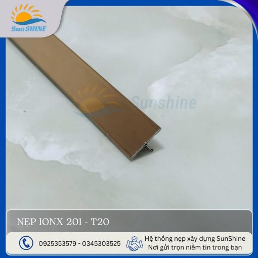 Nẹp Inox 201 bản T20 màu vàng hồng. Kích thước 15mm x 15mm x 0.3mm. Dùng để trang trí và che góc tường.