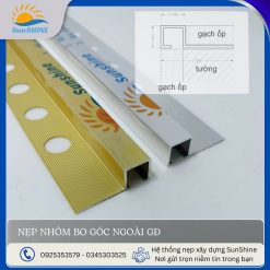 Nẹp nhôm góc vuông D10 màu vàng bóng, bạc bóng. Kích thước dài 33.8mm x cao 11mm. Dùng để tạo viền bo góc vuông.
