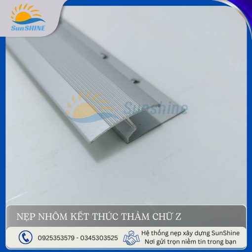 Nẹp nhôm kết thúc thảm chữ Z màu bạc mờ. Kích thước rộng 40.8mm x cao 8.5mm. Dùng để kết thúc thảm, bảo vệ cạnh của thảm.