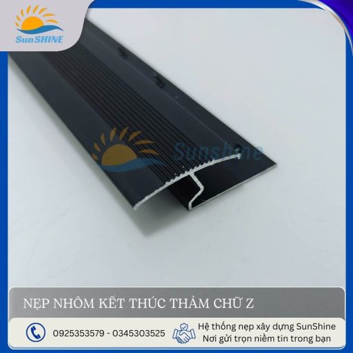 Nẹp nhôm kết thúc thảm chữ Z màu đen. Kích thước rộng 40.8mm x cao 8.5mm. Dùng để kết thúc thảm, bảo vệ cạnh của thảm.