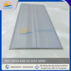 Nẹp nhôm khe co giãn MP80 màu bạc mờ. Kích thước rộng 80mm x cao 3mm. Dùng để che khe co giãn trên bề mặt phẳng.