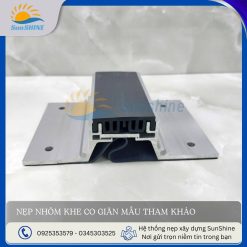 Nẹp nhôm khe co giãn MSDK góc chính diện. Kích thước mỗi bên là 30 mm, và khoảng ở giữa là 62 mm. Dùng để che các khe co giãn trên bề mặt phẳng.