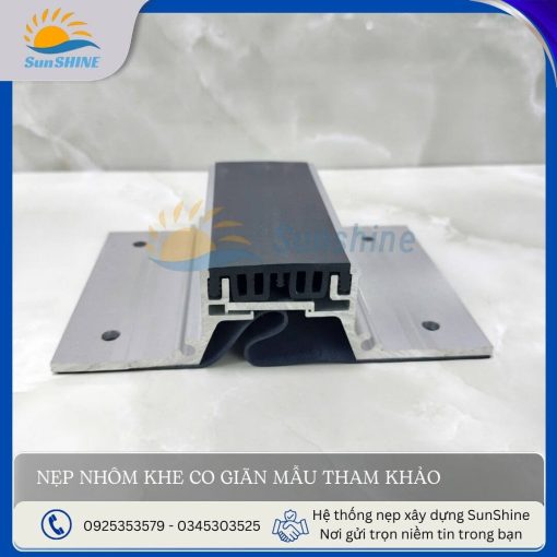 Nẹp nhôm khe co giãn MSDK góc chính diện. Kích thước mỗi bên là 30 mm, và khoảng ở giữa là 62 mm. Dùng để che các khe co giãn trên bề mặt phẳng.