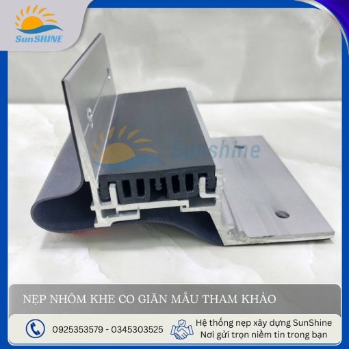 Nẹp nhôm khe co giãn MSDK góc nghiêng. Kích thước mỗi bên là 30 mm, và khoảng ở giữa là 62 mm. Dùng để che các khe co giãn trên bề mặt phẳng.