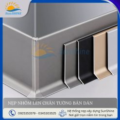 Nẹp nhôm len chân tường bản dán - Thi công thực tế. Kích thước 80mm và 60mm. Dùng để ốp chân tường, bảo vệ chân tường.