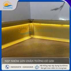 Nẹp nhôm len chân tường có led màu vàng, lắp đặt ở chân tường.