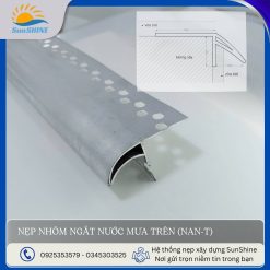 Nẹp nhôm ngắt nước mưa trên NAN-T màu bạc mờ. Kích thước rộng 25mm x cao 25mm với phần cong vươn ra 20mm. Dùng để tạo đường chỉ ngắt dòng nước mưa.