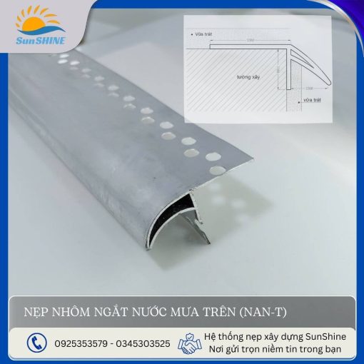 Nẹp nhôm ngắt nước mưa trên NAN-T màu bạc mờ. Kích thước rộng 25mm x cao 25mm với phần cong vươn ra 20mm. Dùng để tạo đường chỉ ngắt dòng nước mưa.