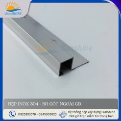 Nẹp inox 304 bo góc ngoài GD màu trắng xước. Kích thước chiều cao 12mm x chiều rộng 30mm. Dùng bo cạnh góc vuông dương và tạo viền trang trí.