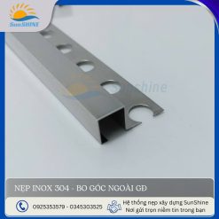 Nẹp inox 304 bo góc ngoài GD màu trắng gương. Kích thước chiều cao 12mm x chiều rộng 30mm. Dùng bo cạnh góc vuông dương và tạo viền trang trí.