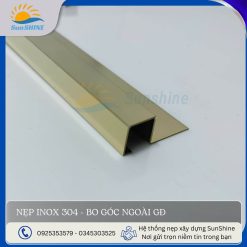 Nẹp inox 304 bo góc ngoài GD màu vàng gương. Kích thước chiều cao 12mm x chiều rộng 30mm. Dùng bo cạnh góc vuông dương và tạo viền trang trí.