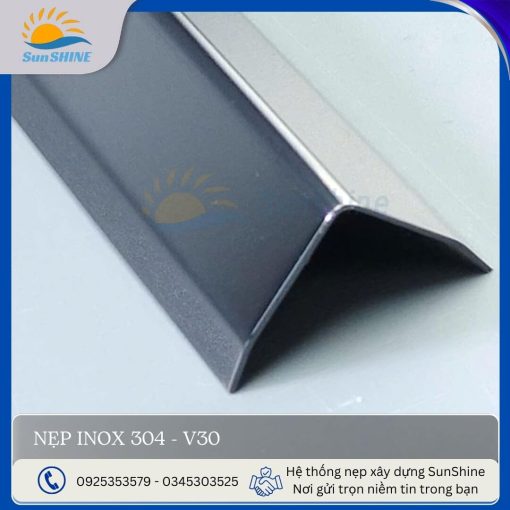 Nẹp inox 304 V30 màu đen gương, kích thước 30x30 mm, dùng trang trí góc vuông.