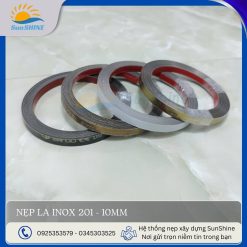 Nẹp la Inox 201 bản 10mm. Kích thước 10mm x 0.3mm. . Dùng để viền chân tường, viền trần nhà,...