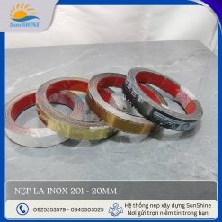 Nẹp la Inox 201 bản 20mm. Kích thước 20mm x 0.3mm. Dùng để viền chân tường, viền trần nhà,...