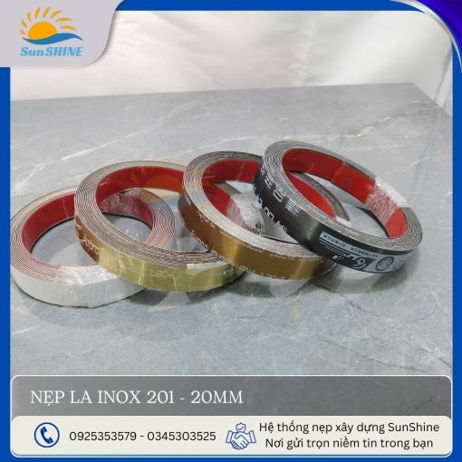 Nẹp la Inox 201 bản 20mm. Kích thước 20mm x 0.3mm. Dùng để viền chân tường, viền trần nhà,...
