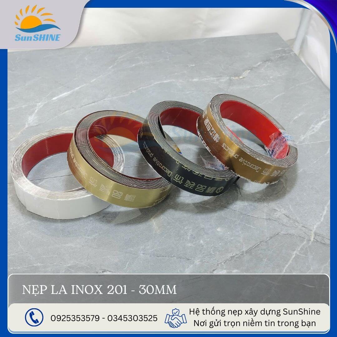 Nẹp la Inox 201 bản 30mm. Kích thước 30mm x 0.3mm. Dùng để viền chân tường, viền trần nhà,...