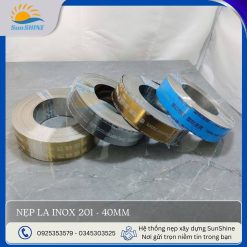 Nẹp la inox 201 bản 40mm. Kích thước 40mm x 0.3mm. Dùng để viền chân tường, viền trần nhà,...